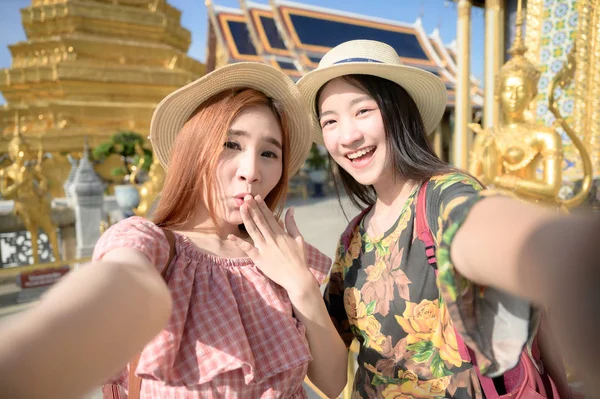 Junge Touristinnen Beim Selfie Fotografieren Genießen Die Reise Den Palasttempel — Stockfoto