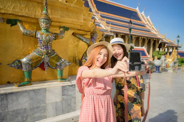 Selfie Çeken Genç Turist Kadınlar Tayland Bangkok Zümrüt Buddha Tapınağı — Stok fotoğraf