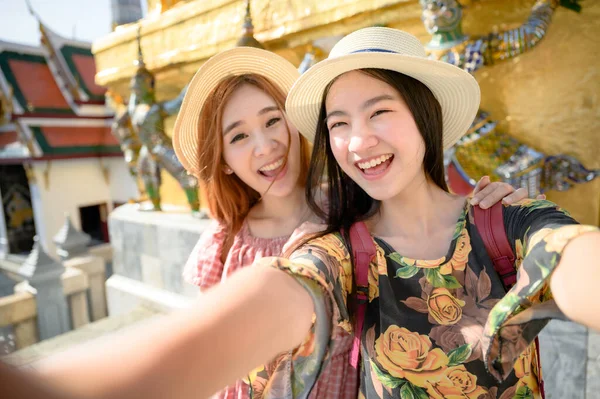 Giovani Donne Turistiche Scattare Foto Selfie Godere Viaggi Nel Tempio — Foto Stock