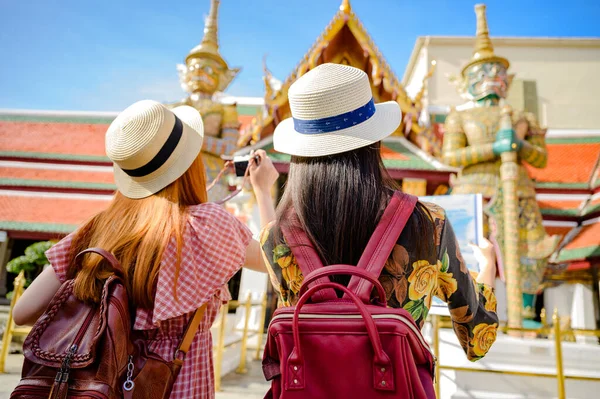Mulheres Turísticas Jovens Gostam Viajar Tirando Fotos Templo Palácio Banguecoque — Fotografia de Stock