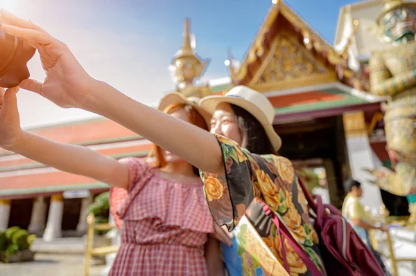 Cámara Mano Las Mujeres Turísticas Jóvenes Toma Foto Selfie Disfrutar — Foto de Stock