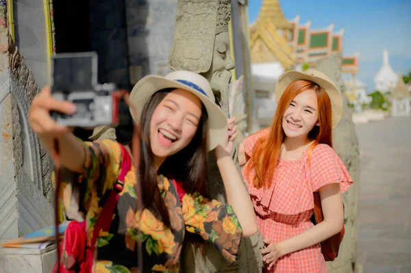 Молодые Женщины Туристы Фотографировании Селфи Насладиться Путешествиями Храме Дворца Бангкоке — стоковое фото
