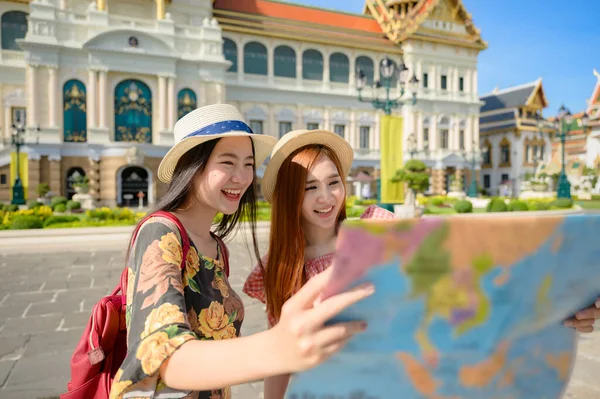 Mulheres Turísticas Emocionante Discutir Encontrar Localização Mapa Guia Informações Para — Fotografia de Stock