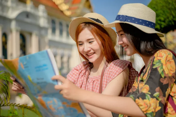 地図から場所を見つける地図情報を見つけることができます タイのバンコクにある宮殿の寺院 エメラルド仏寺 ワットプラカウエ 王宮人気の観光地を訪問する — ストック写真