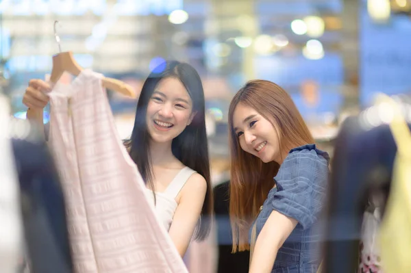 女性はショッピングモールで元気に買い物を楽しみ 新しいブランドの服を着ようとしたり 買い物をしたり 消費者主義を買ったり — ストック写真