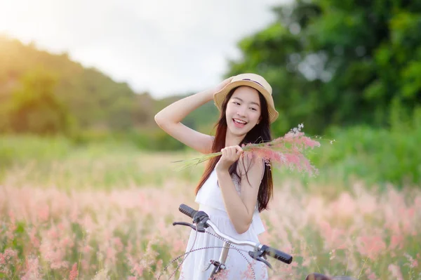 在温暖的阳光下散步的年轻女子感到自由 在草地上绽放着野花 在草地上享受着宁静 — 图库照片