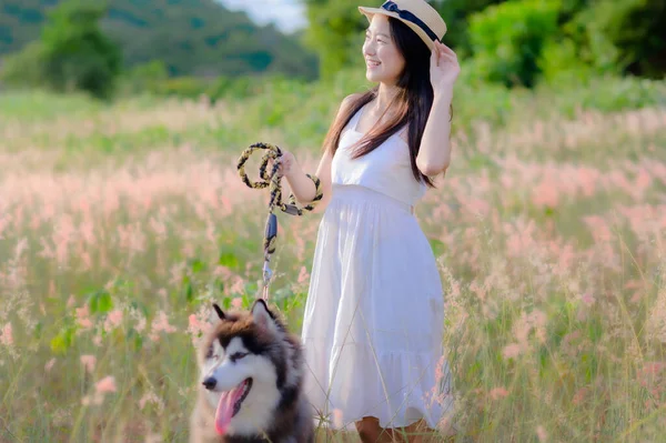 Genç Bir Kadın Sıcak Güneşin Işığında Yürür Köpek Arkadaşı Ile — Stok fotoğraf