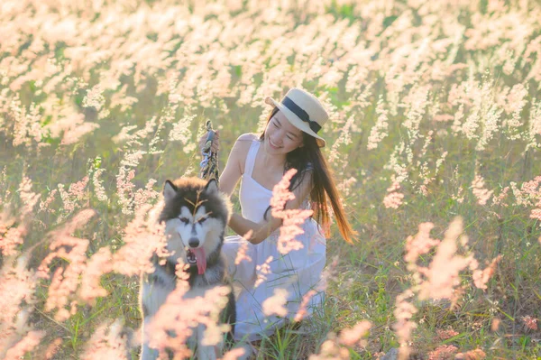 Mujer Joven Paseos Sentir Libertad Luz Del Sol Caliente Con — Foto de Stock