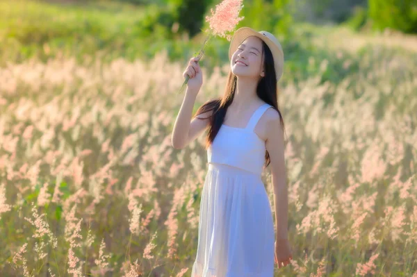 Mujer Joven Camina Siente Libertad Luz Del Sol Cálido Floración — Foto de Stock