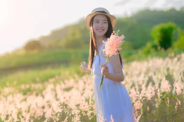 Mujer Joven Camina Sentir Libertad Luz Del Sol Cálido Floración — Foto de Stock