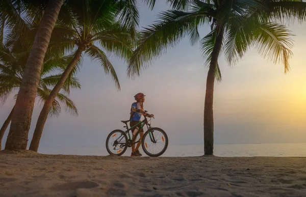 Femme Vélo Long Plage Mer Sous Les Cocotiers Coucher Soleil — Photo