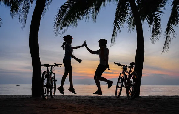 Silhouette Couple Lover Cyclist Rider Jumping Cheerfully Clap Hand Together — 图库照片