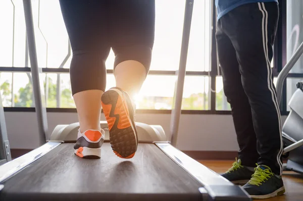 Perna Mulher Gorda Que Está Sendo Executado Correr Correia Máquina — Fotografia de Stock