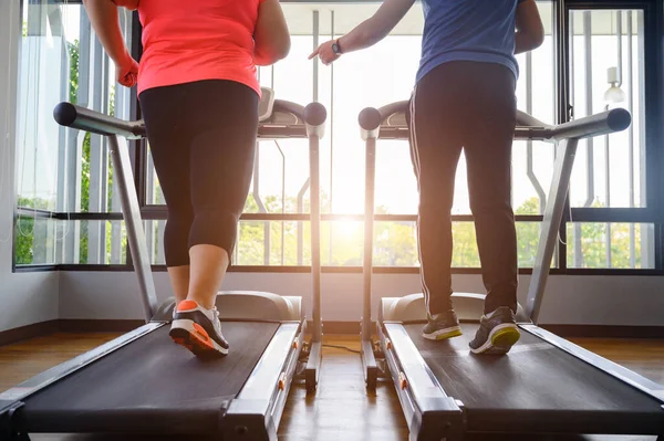 Been Van Een Man Trainer Coach Dikke Vrouw Wordt Uitgevoerd — Stockfoto