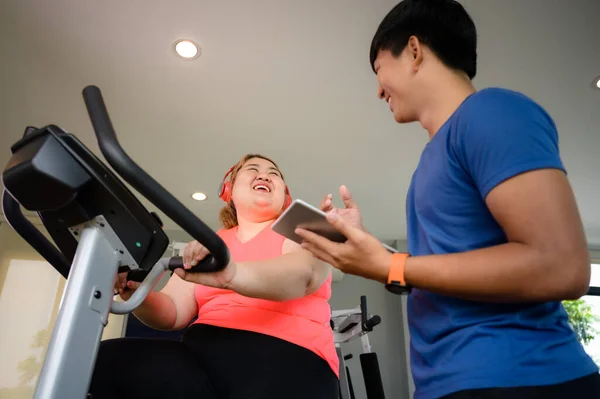 Mujer Gorda Ser Paseo Máquina Entrenamiento Bajo Instrucción Entrenador Personal —  Fotos de Stock