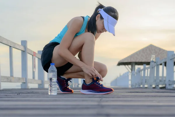 Encaje Zapato Correr Puente Madera Por Corredor Trote Mujer Entrenamiento —  Fotos de Stock