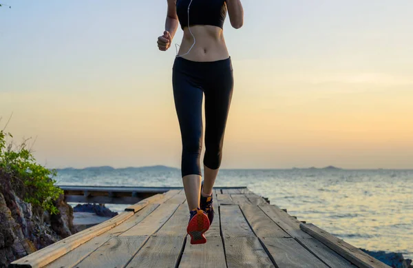 Gambe Donna Sana Che Jogging Sola Mattino Sul Pontile Legno — Foto Stock