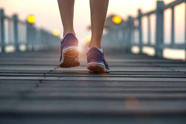 Pernas Mulher Caminhando Corrida Exercício Diário Manhã Cais Madeira Exercício — Fotografia de Stock