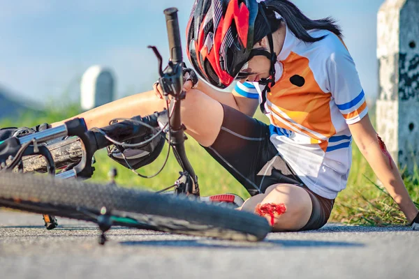 Ongeval Botste Jonge Vrouw Fietser Gewond Gewond Knie Van Been — Stockfoto