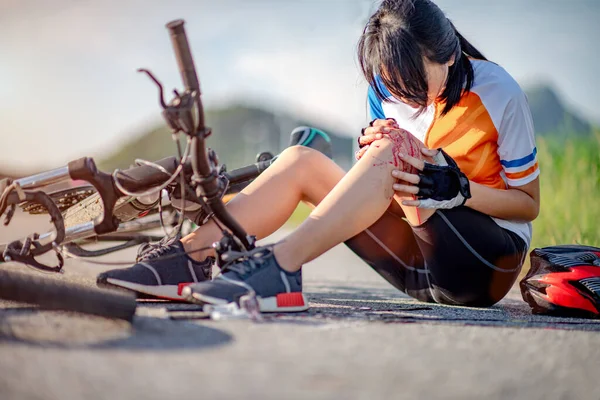 Ongeval Botste Jonge Vrouw Fietser Pijn Gewond Aan Knie Van — Stockfoto