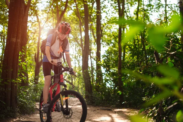 Vrouw Fietser Rijden Weg Van Het Regenwoud Weg Avontuur Vrouw — Stockfoto