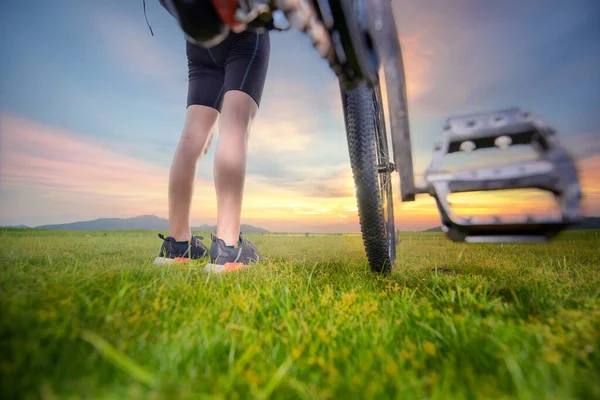Legs Woman Cyclist Bicycle Standing Grass Meadow Waiting Riding Way — Stock Photo, Image