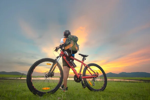 Femme Cycliste Fait Une Pause Vélo Sur Champ Prairie Recherche — Photo