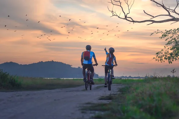 Couple Amoureux Cycliste Cycliste Équitation Plaisir Champ Prairie Lac Coucher — Photo