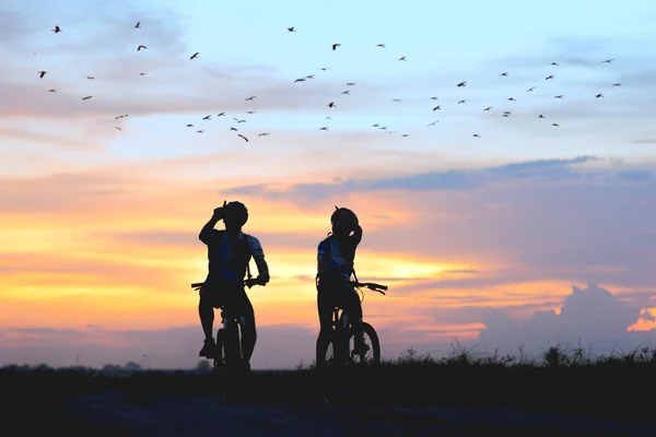 Couple Amoureux Cycliste Cycliste Équitation Plaisir Champ Prairie Lac Coucher — Photo