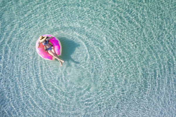 Widok Powietrza Młodej Kobiety Cieszyć Się Pływanie Pływającej Dmuchanej Rury — Zdjęcie stockowe