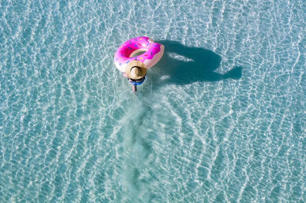 Vue Aérienne Supérieure Jeune Femme Profiter Natation Sur Tenant Flottant — Photo