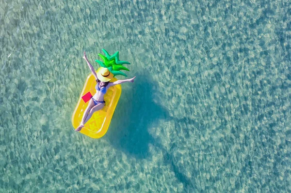 Vista Aerea Superiore Giovane Donna Godere Nuoto Tubo Gonfiabile Galleggiante — Foto Stock