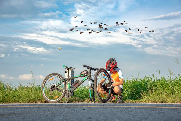 Vrouw Fiets Wielrenner Problemen Van Voorband Wiel Nodig Heeft Voor — Stockfoto