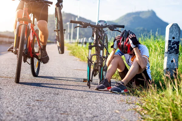 Γυναίκα Ποδηλασία Έχει Ένα Πρόβλημα Κατά Διάρκεια Του Τρόπου Χρειάζεται — Φωτογραφία Αρχείου