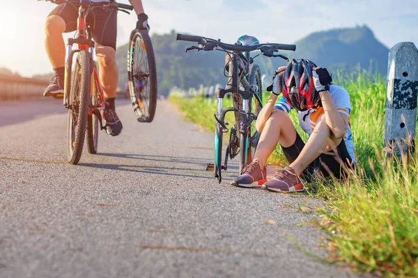 Γυναίκα Ποδηλάτης Έχει Ένα Πρόβλημα Κατά Διάρκεια Του Τρόπου Χρειάζεται — Φωτογραφία Αρχείου