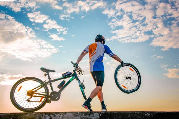 Férfi Kerékpár Kerékpáros Bajban Lévő Első Kerék Véletlenül Összeütköztek Szüksége — Stock Fotó