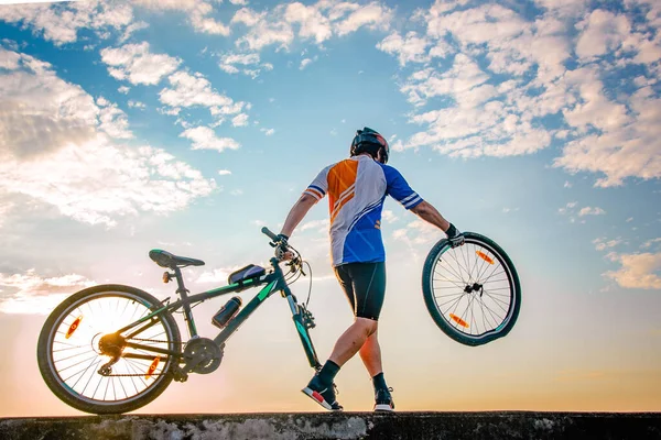 Man Fiets Fietser Problemen Van Voorband Wiel Ongeval Botste Moet — Stockfoto