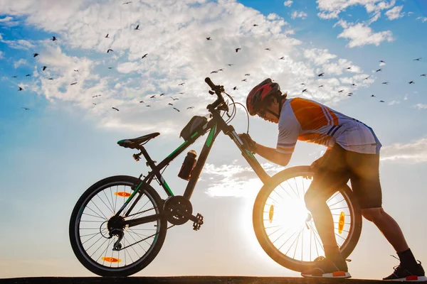 Cycliste Homme Difficulté Roue Pneu Avant Besoin Réparation Ajustement Par — Photo