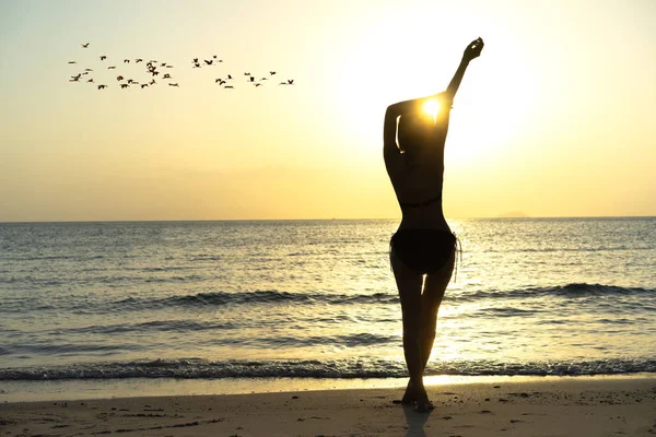 Silueta Mujer Delgada Pie Playa Del Mar Disfrutar Puesta Sol — Foto de Stock