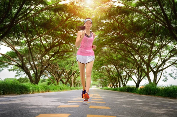 Mulher Jogging Exercício Nas Roas Árvores Parque Público Treino Sob — Fotografia de Stock