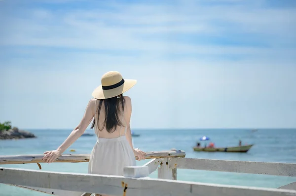 Jeune Femme Debout Sur Pont Bois Profiter Plage Mer Vacances — Photo