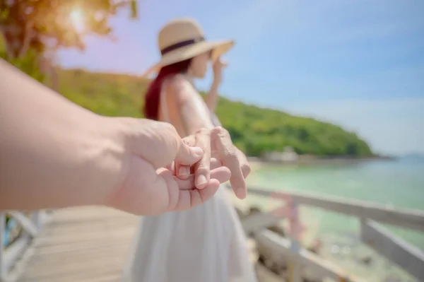 Hands Couple Lover Holding Together Invite Share Happiness Walk Sea — 图库照片