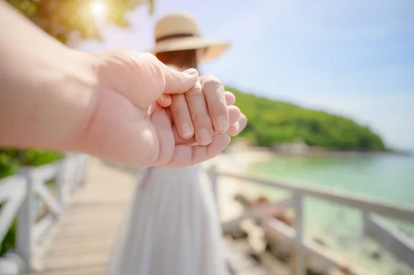 Hands Couple Lover Holding Together Invite Share Happiness Walk Sea — 图库照片