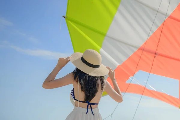 Jeune Femme Profiter Avec Voilier Dans Mer Avec Ciel Clair — Photo