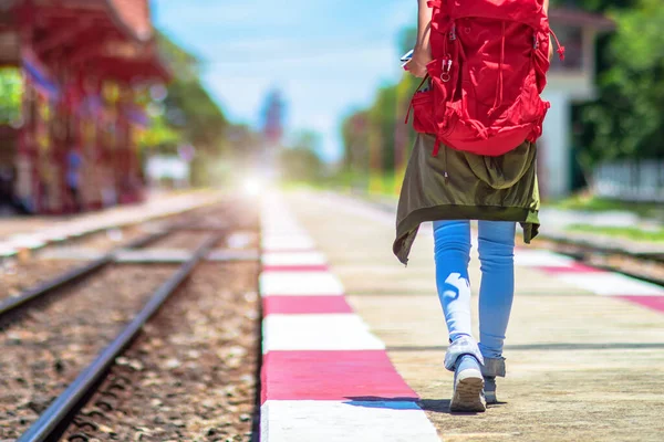 Азиатский Молодой Путешественник Ваман Ходить Одиночку Железнодорожный Вокзал Путешествуя Отпуск — стоковое фото
