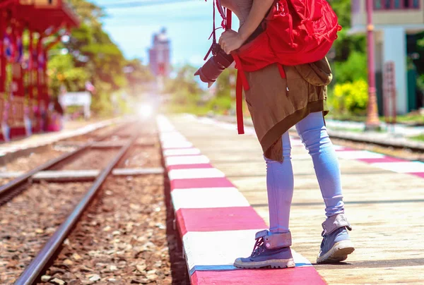 Азиатский Молодой Турист Турист Женщина Ищет Железнодорожного Вокзала Смотрит Входящий — стоковое фото