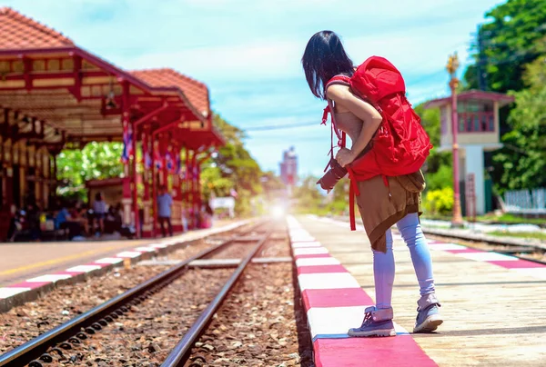 Азиатский Молодой Турист Турист Женщина Ищет Железнодорожного Вокзала Смотрит Входящий — стоковое фото