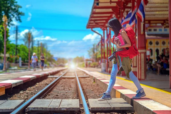 Mujer Viajero Caminando Través Estación Tren Lado Otro Lado Viajando — Foto de Stock