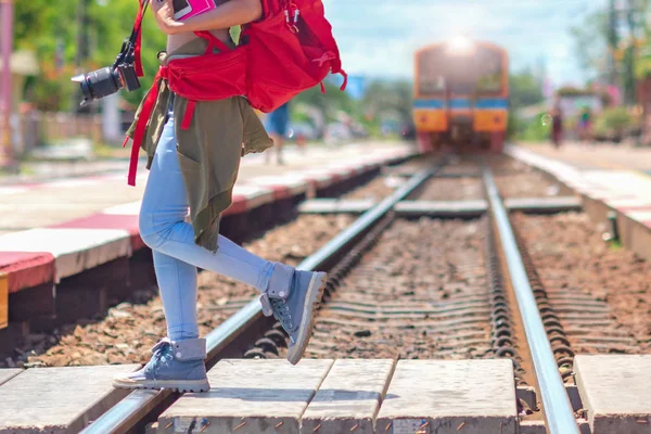 Молодая Женщина Бегущая Железной Дороге Рискуя Попасть Станцию Предупреждая Опасности — стоковое фото