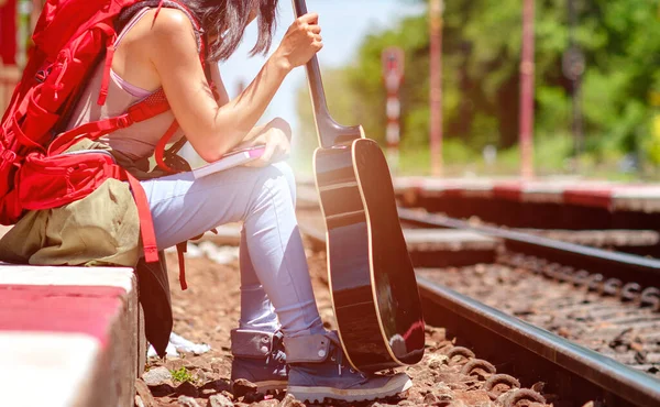 Женщина Путешественник Гитарой Ищет Следующий Поезд Прибывают Станцию Ожидая Беспокойства — стоковое фото